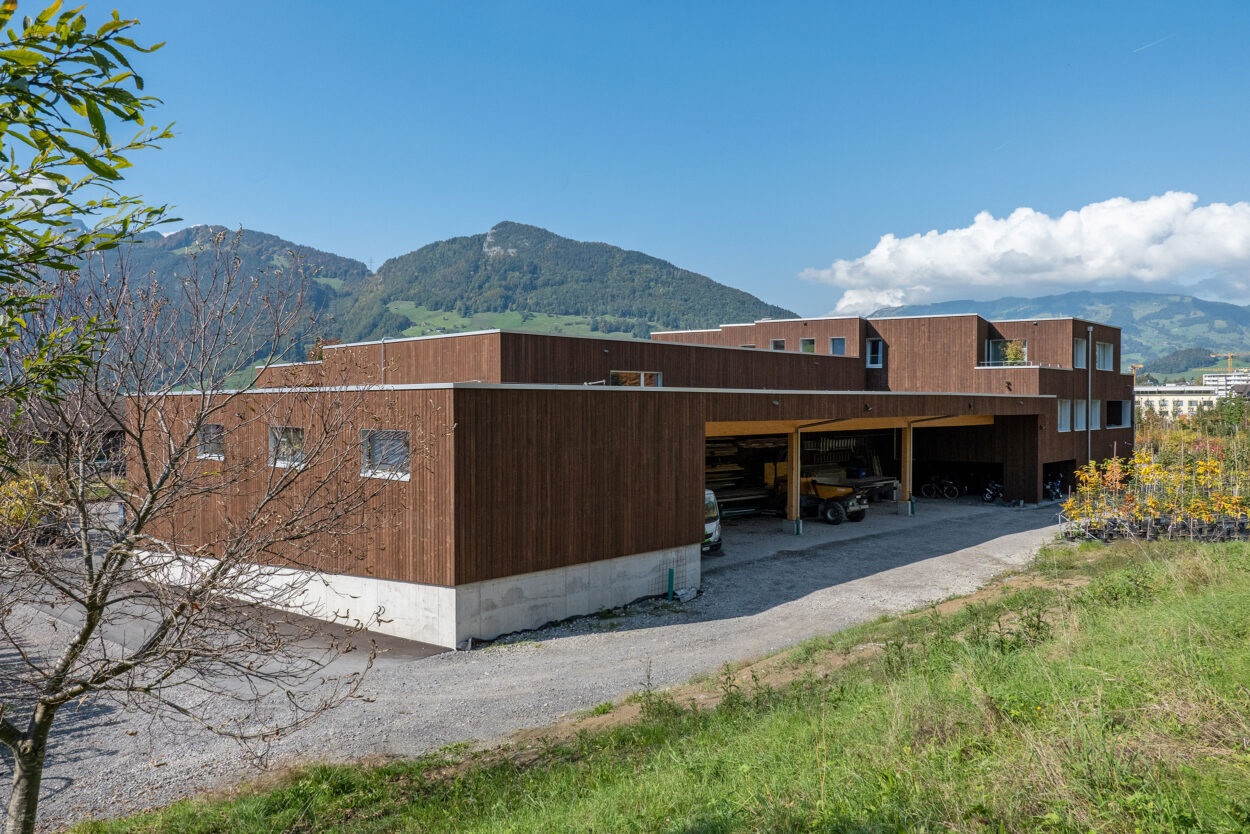 Logistikgebäude mit Dachwohnung, Kündig Baumschulen AG, Ibach SZ, Industrie- und Gewerbebau, Holzbauaufträge