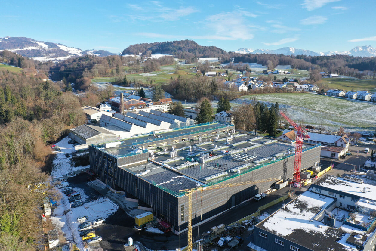 Produktionshalle mit Büroräumlichkeiten, TROX HESCO Schweiz AG, Rüti ZH Industrie- und Gewerbebau