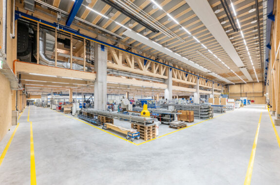 Produktionshalle mit Büroräumlichkeiten, TROX HESCO Schweiz AG, Rüti ZH