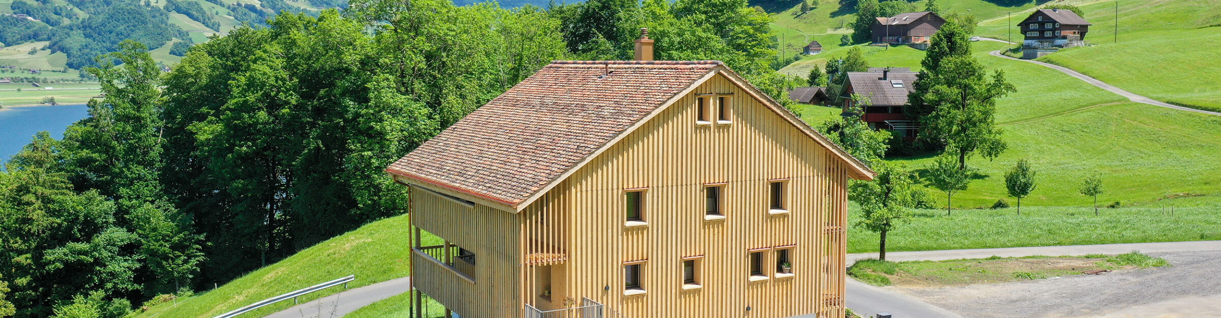 Bauernhaus, Umbau und Renovation, Lauerz SZ, Aussenansicht mit grossem und kleinem Mythen im Hintergrund