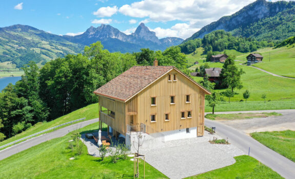 Bauernhaus, Umbau und Renovation, Lauerz SZ, Aussenansicht mit grossem und kleinem Mythen im Hintergrund