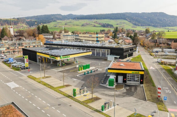 Portalwaschanlage, Schnellladestation und PV-Anlage, LANDI Aare, Genossenschaft, Konolfingen BE