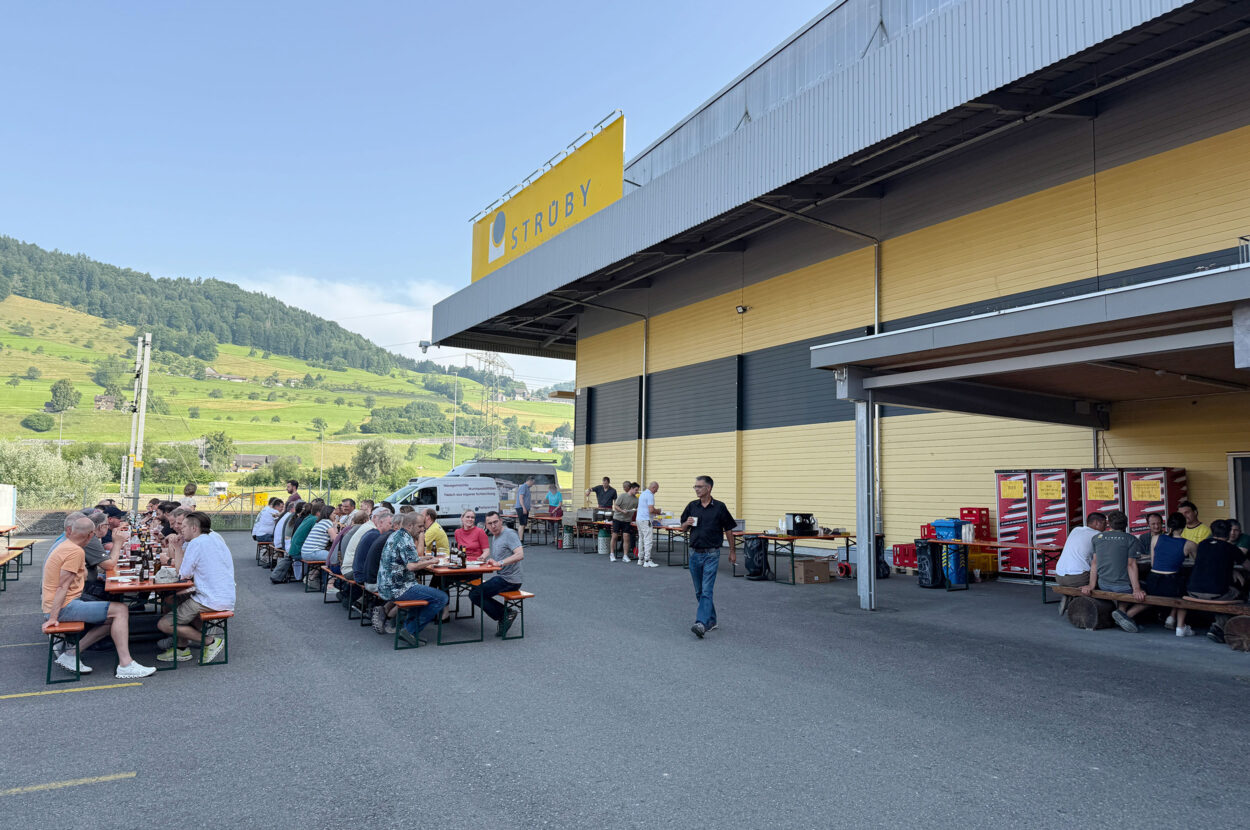 Mitarbeiter der Strüby Unternehmungen am alljährlichen Grillfest