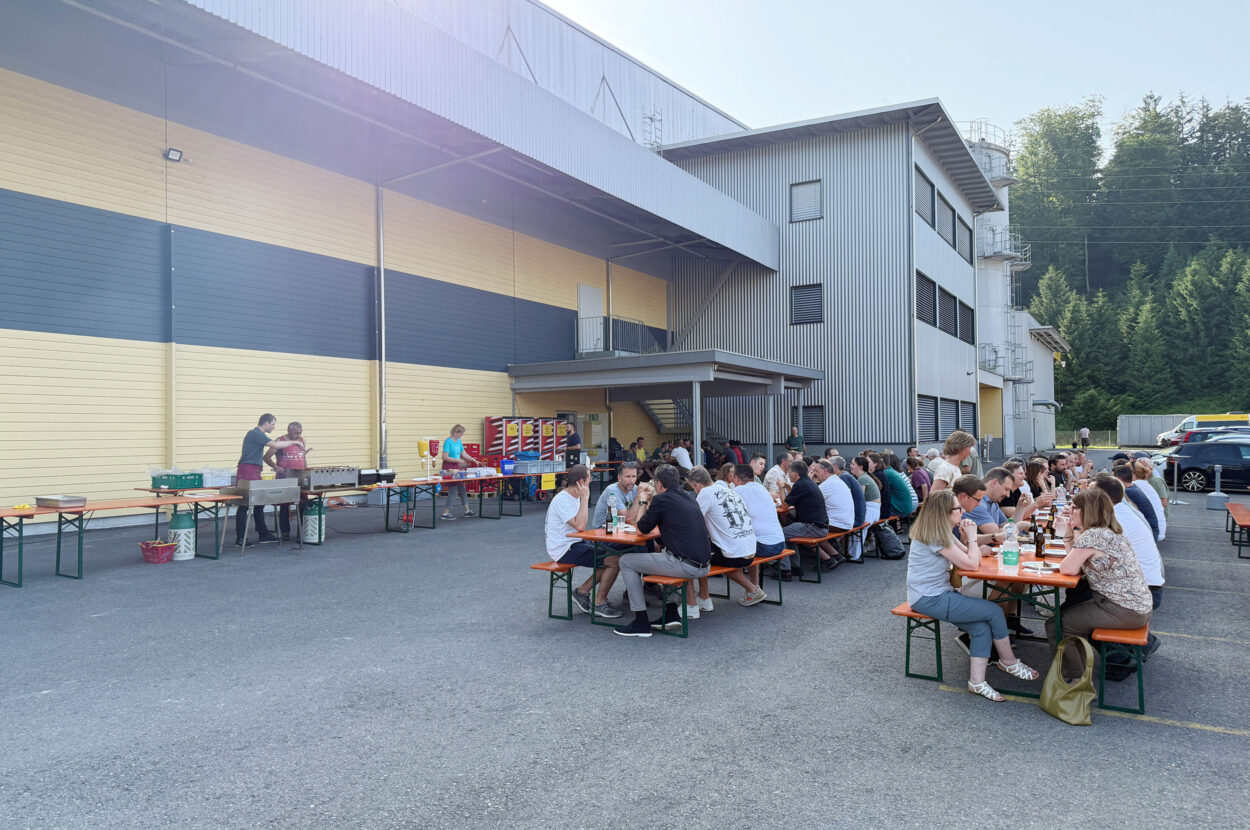 Mitarbeiter der Strüby Unternehmungen am alljährlichen Grillfest