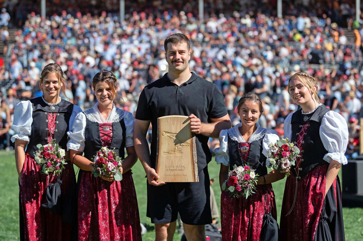 Strüby Mitarbeiter Mauro Betschart gewinnt Steinstossen am ESAF 2025