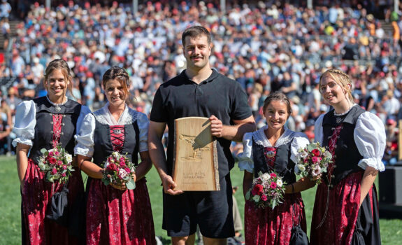 Strüby Mitarbeiter Mauro Betschart gewinnt Steinstossen am ESAF 2025