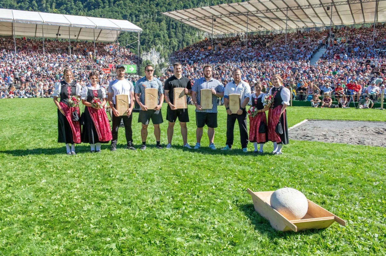 Strüby Mitarbeiter Mauro Betschart gewinnt Steinstossen am ESAF 2025