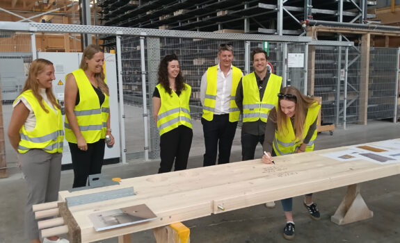 Strüby Neubau Fachhochschulzentrum Graubünden FHZGR Chur, Unterschriften in Root