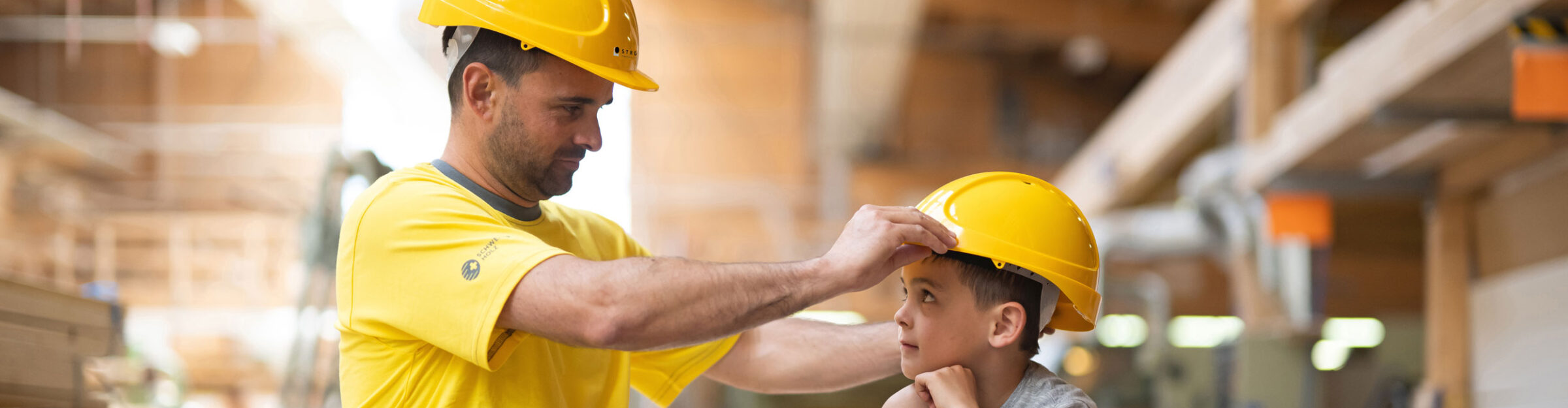 Strüby Unternehmungen Vater mit Sohn und gelber Helm