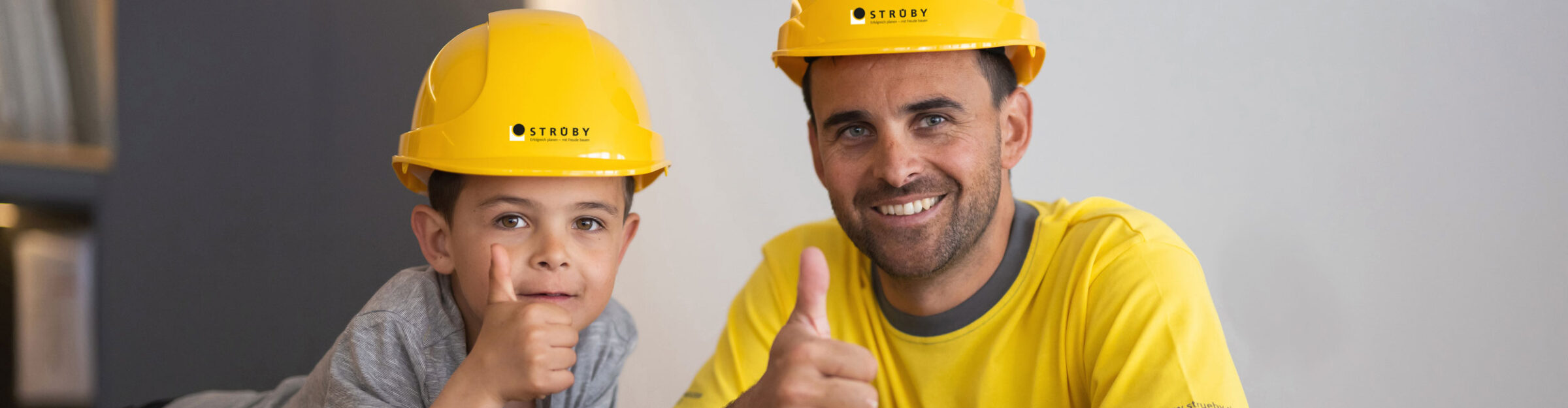Strüby Unternehmungen Vater mit Sohn vor Architekturmodell