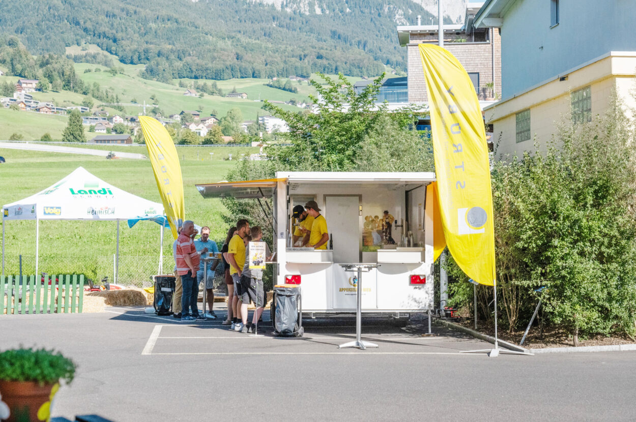 Strüby Feierabendtreff am fünfjährigen Jubiläum Geschäftszentrum Urmiberg GZU in Seewen SZ