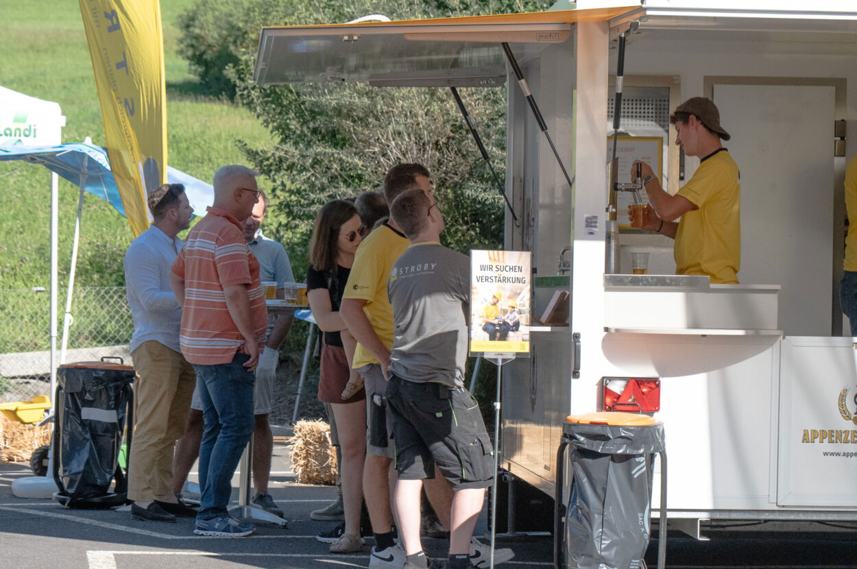 Strüby Feierabendtreff am fünfjährigen Jubiläum Geschäftszentrum Urmiberg GZU in Seewen SZ