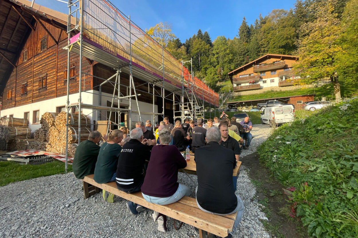 Einfamilienhäuser «Rägeflüeli», Eigenthal LU, Aufrichtefeier Essen