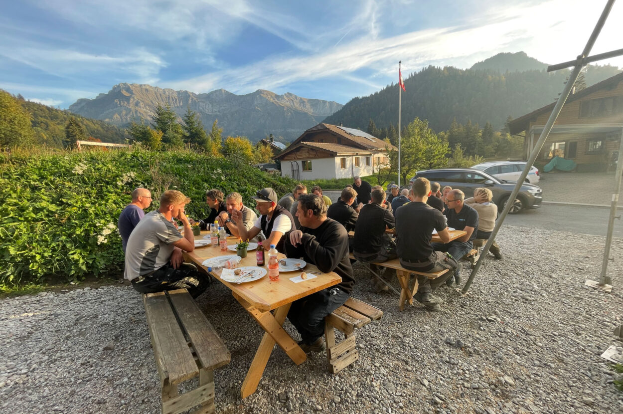 Einfamilienhäuser «Rägeflüeli», Eigenthal LU, Aufrichtefeier Essen mit Aussicht