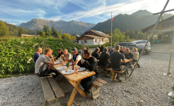 Einfamilienhäuser «Rägeflüeli», Eigenthal LU, Aufrichtefeier Essen mit Aussicht