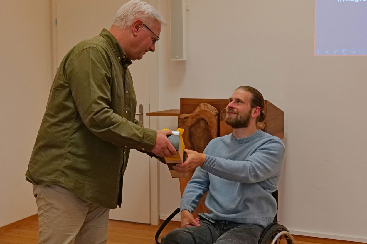 Feierabend Plus Vortrag von Mike Lackner bei Strüby Geschenkübergabe