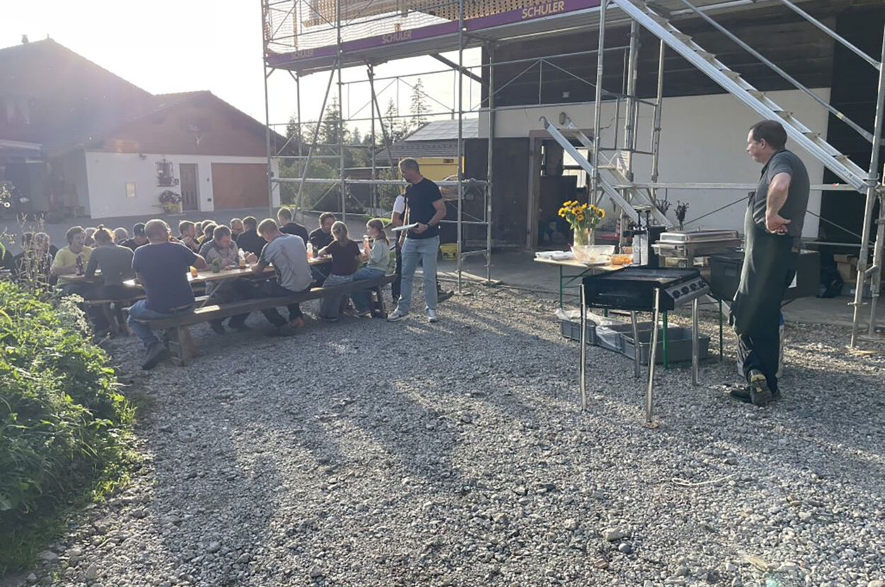 Einfamilienhäuser «Rägeflüeli», Eigenthal LU, Aufrichtefeier, Grill